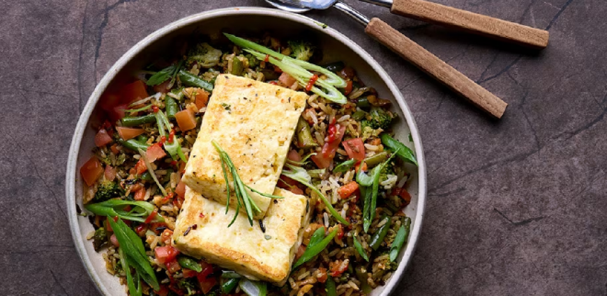 Riz sauvage sauté aux légumes et au Berloumi grillé