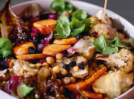 Salade de pois chiches aux légumes rôtis, sauce gingembre-cacahuètes