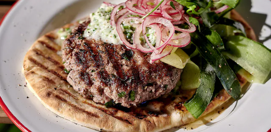 Burgers d’agneau au za’atar, sauce au concombre