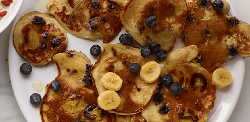 Pancakes aux myrtilles et à la banane