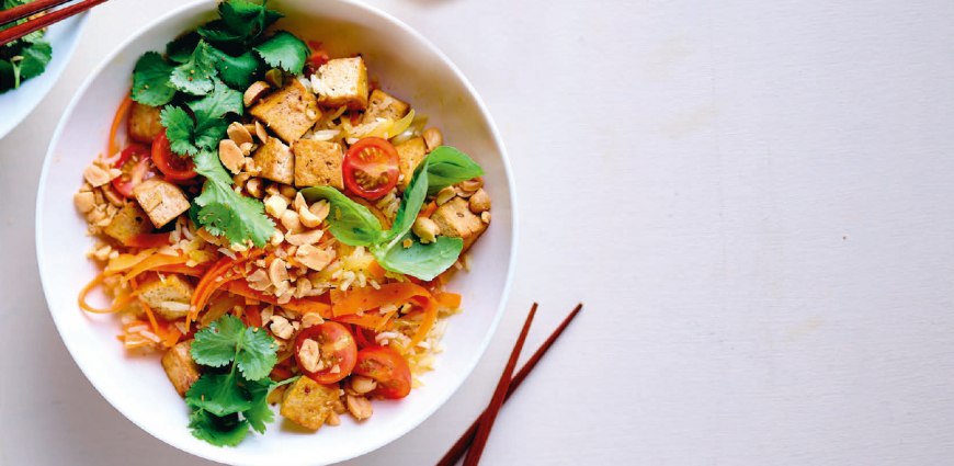 Riz sauté au tofu et au beurre de cacahuètes