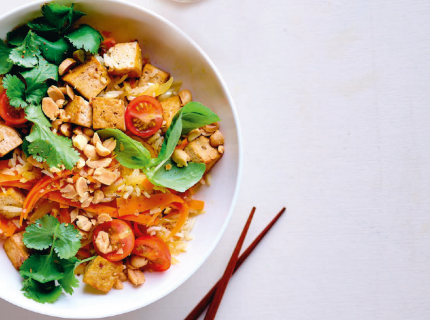 Riz sauté au tofu et au beurre de cacahuètes