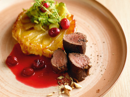 Râble de lièvre mariné, tatin de poires, compote d’airelles et choux de Bruxelles poêlés