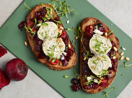 Toasts au chèvre et poêlée de betteraves aux fruits des bois