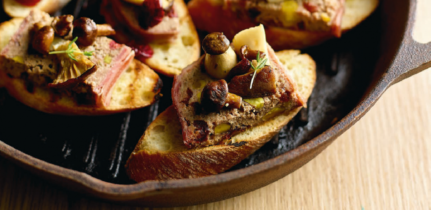 Bruschettas au pâté de cerf maison et poêlée de champignons des bois