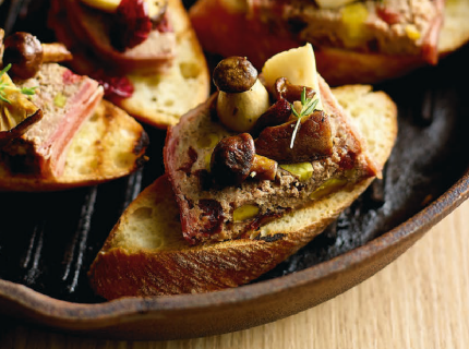 Bruschettas au pâté de cerf maison et poêlée de champignons des bois