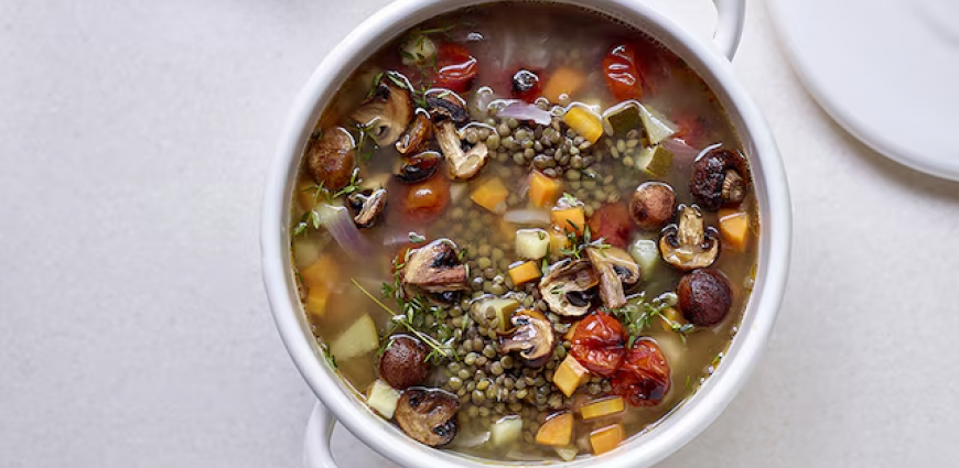 Minestrone-repas aux lentilles et aux légumes rôtis