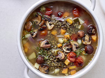 Minestrone-repas aux lentilles et aux légumes rôtis