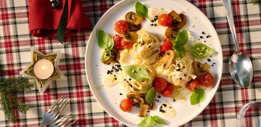 Tagliatelle au tomates cerise rôties, champignons, crème de parmesan et poudre d’olives