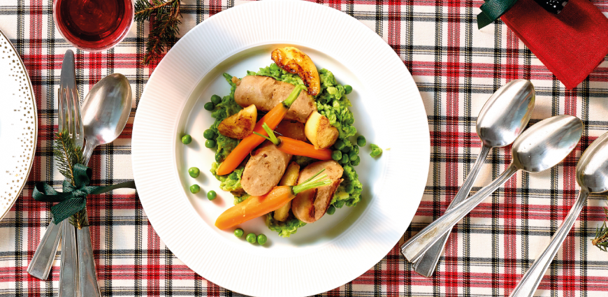 Boudins blancs au pain d‘épices, pommes, purée de petits pois et carottes fanes