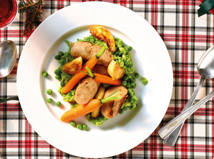 Boudins blancs au pain d‘épices, pommes, purée de petits pois et carottes fanes