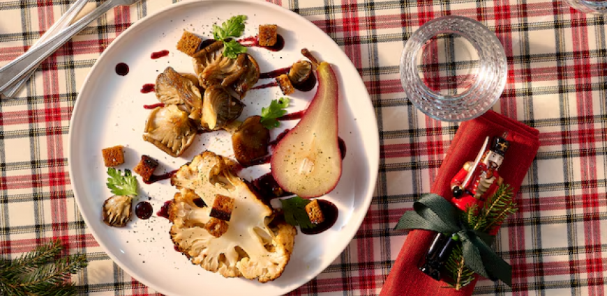 Chou-fleur rôti, poires au vin, poêlée de pleurotes et sauce au pain d’épices