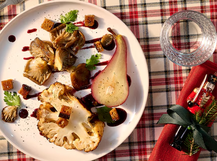 Chou-fleur rôti, poires au vin, poêlée de pleurotes et sauce au pain d’épices