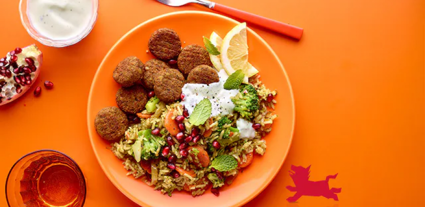 Riz sauté aux légumes, falafels et sauce au yaourt