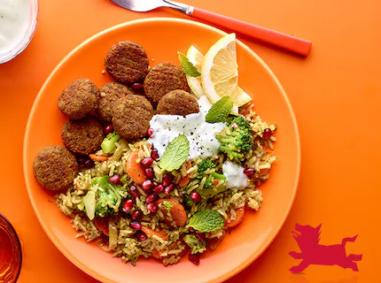 Riz sauté aux légumes, falafels et sauce au yaourt